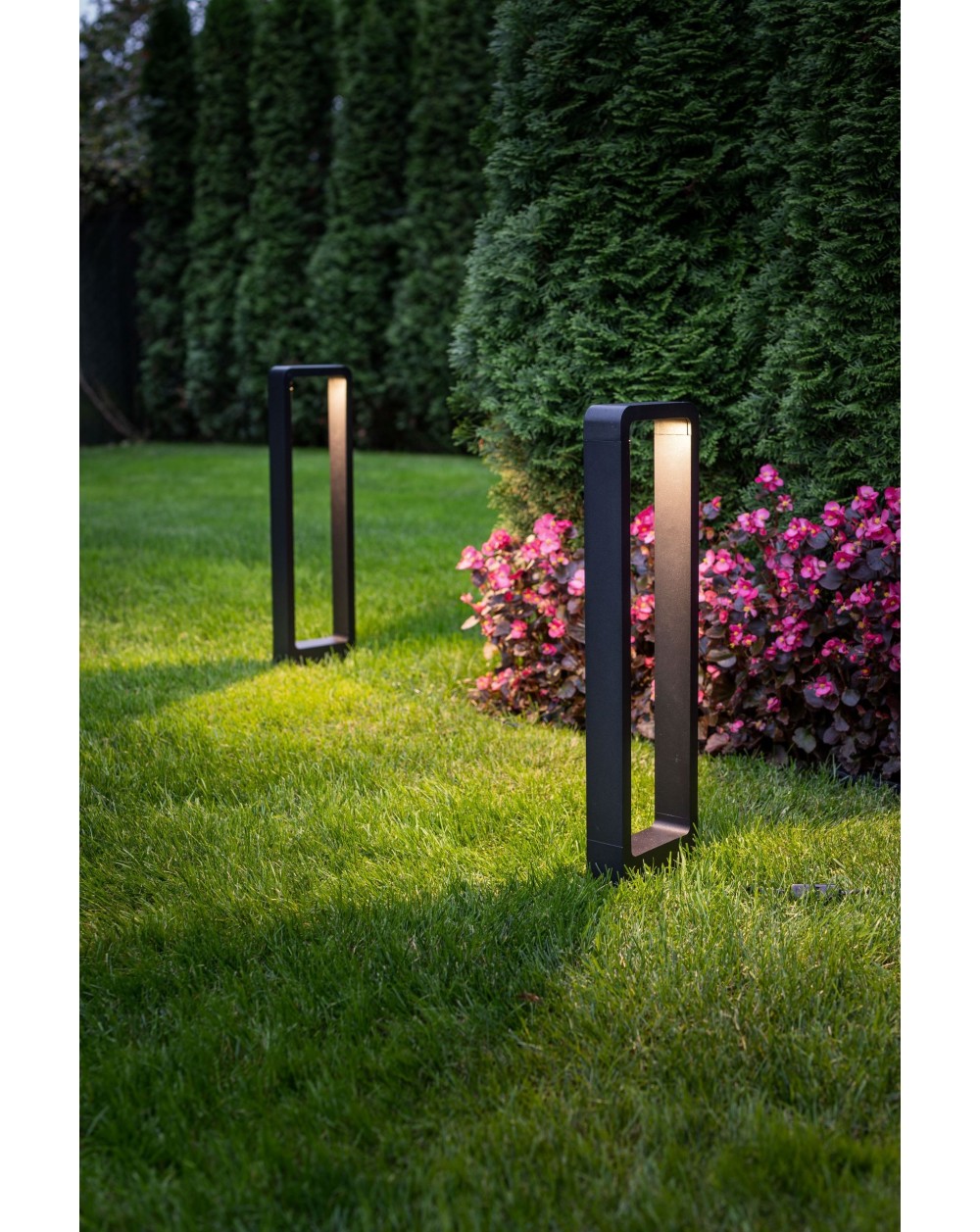 Oprawa słupkowa stojąca THIKA LED - Nowodvorski Oświetlenie zewnętrzne styl nowoczesny do ogrodu kolor czarny